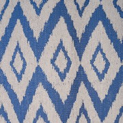 Nahaufnahme eines blauen und weißen geometrischen Musters auf einem Ösenschal, von oben betrachtet.