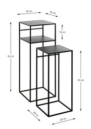 Zweiteiliges Set schwarzer Metall-Beistelltische mit Ablage, Maße: 30×26 cm, Höhen 85 cm und 63 cm, im 3/4-Winkel von vorne auf weißem Hintergrund mit Maßangaben dargestellt