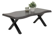 Moderner Couchtisch mit wellenförmiger grauer Tischplatte und schwarzen X-förmigen Beinen, seitliche Perspektive.