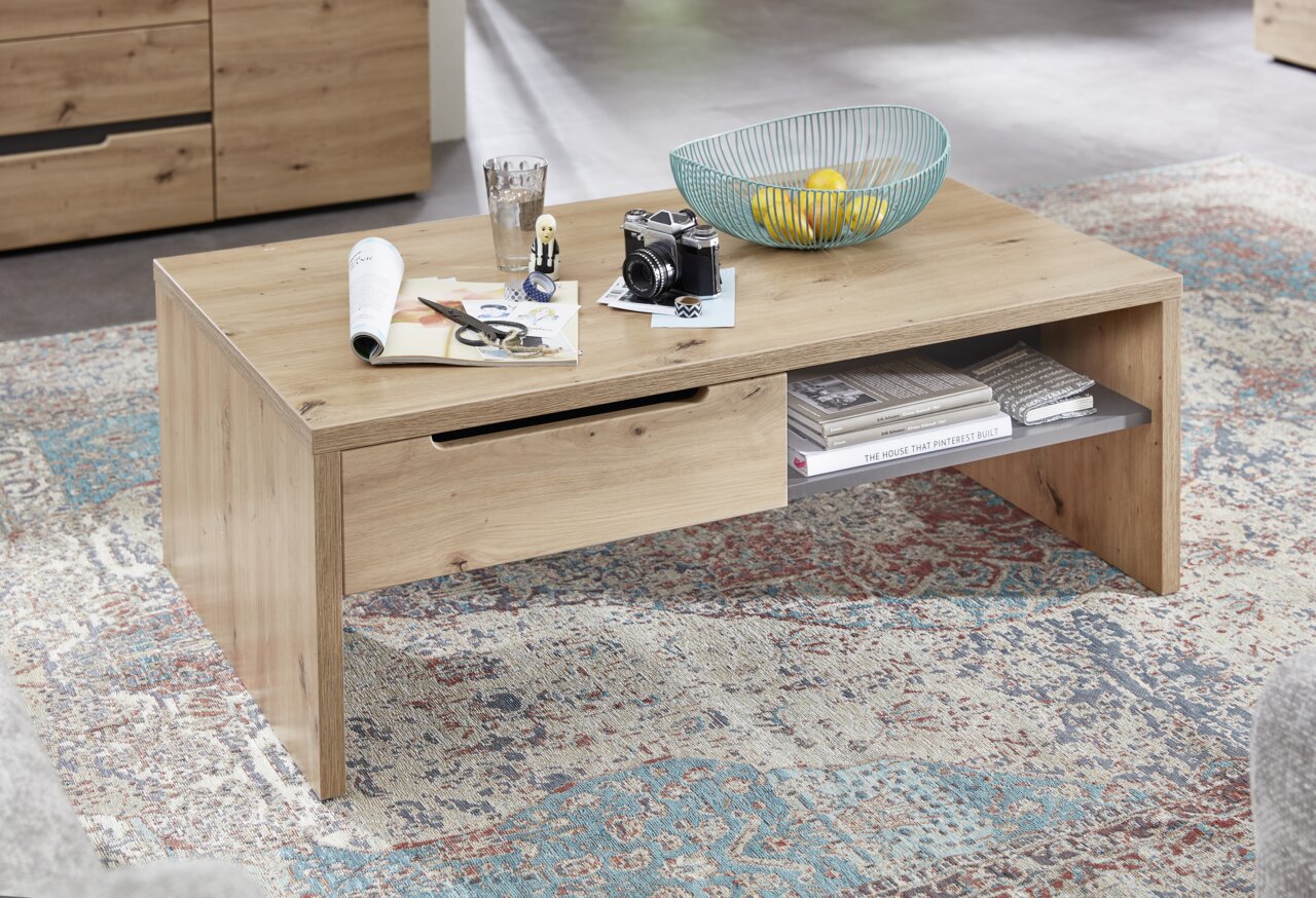 Z2 Salontafel MEMPHIS Moderner Couchtisch aus Holz mit Schublade und Ablage, von schräg oben fotografiert, dekoriert mit einer Schale, Kamera und Zeitschriften.