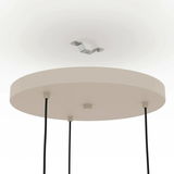 Nahaufnahme der Deckenhalterung einer Pendelleuchte mit drei schwarzen Kabeln, von unten betrachtet.