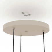 Nahaufnahme der Deckenhalterung einer Pendelleuchte mit drei schwarzen Kabeln, von unten betrachtet.