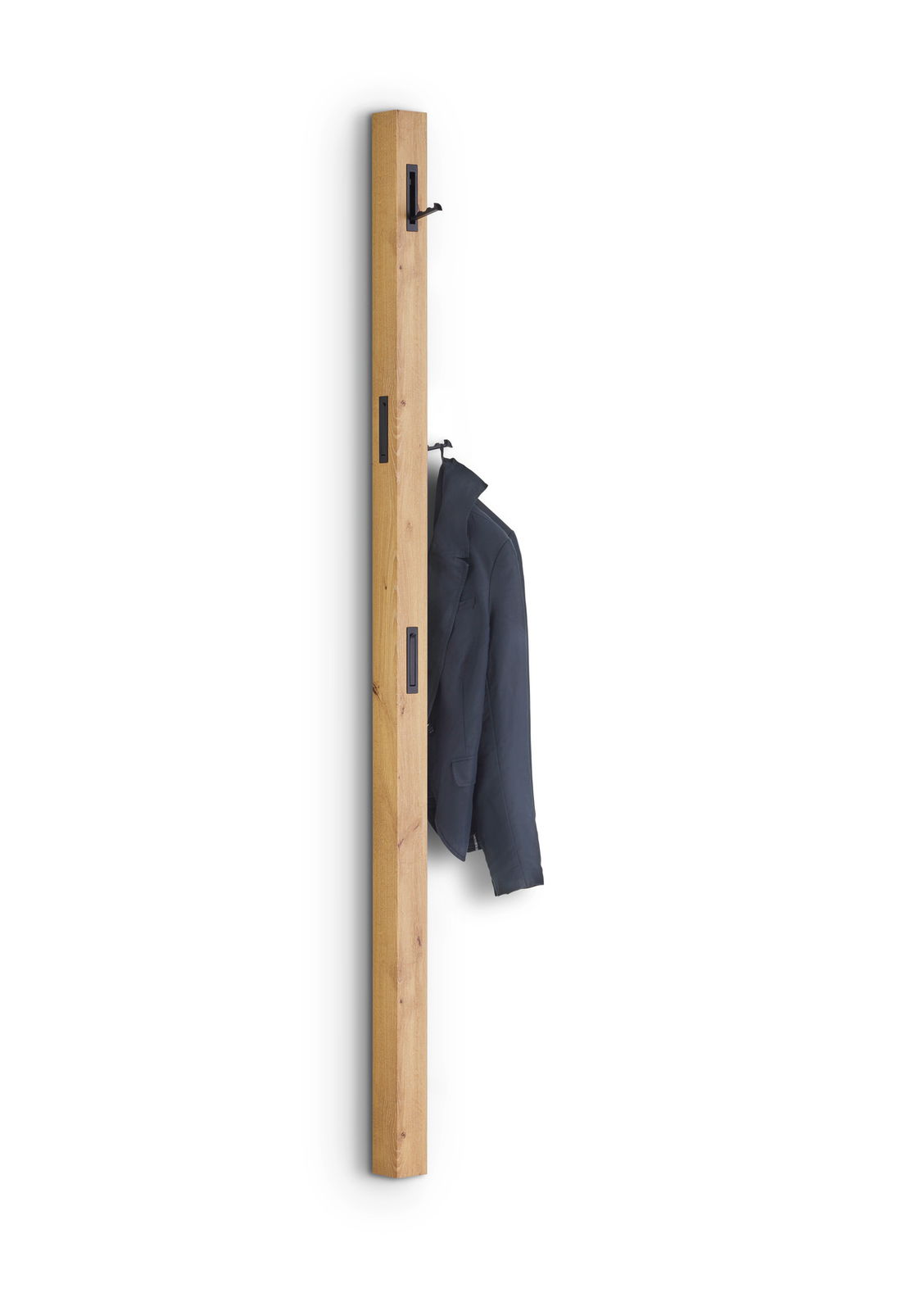 Holz-Garderobenleiste mit Haken, frontal abgebildet, mit einem hängenden Sakko.