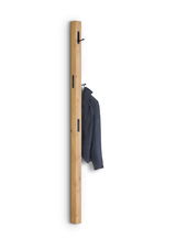 Holz-Garderobenleiste mit Haken, frontal abgebildet, mit einem hängenden Sakko.