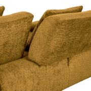 Rückansicht eines zweisitzigen Sofas mit weichem, strukturiertem Stoff in einem warmen Braunton.
