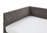 Ecke einer grauen Polsterliege mit weißer Matratze, seitliche Perspektive