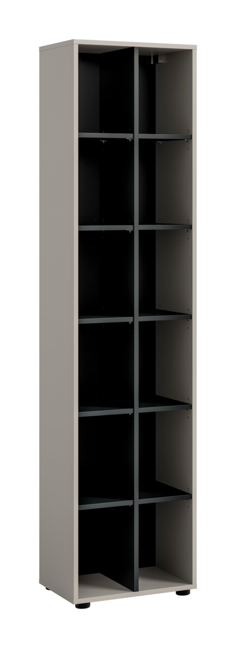 Hoher, offener Aufbewahrungsschrank in Hellgrau mit schwarzem Innenraum und mehreren Fächern, freistehend auf Füßen, Frontansicht leicht schräg von links