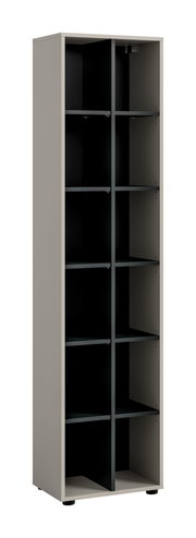 Hoher, offener Aufbewahrungsschrank in Hellgrau mit schwarzem Innenraum und mehreren Fächern, freistehend auf Füßen, Frontansicht leicht schräg von links