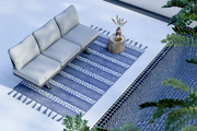 Dreier-Sitzer Loungeelement auf einem blauen Teppich neben einem Pool, aus der Vogelperspektive betrachtet.