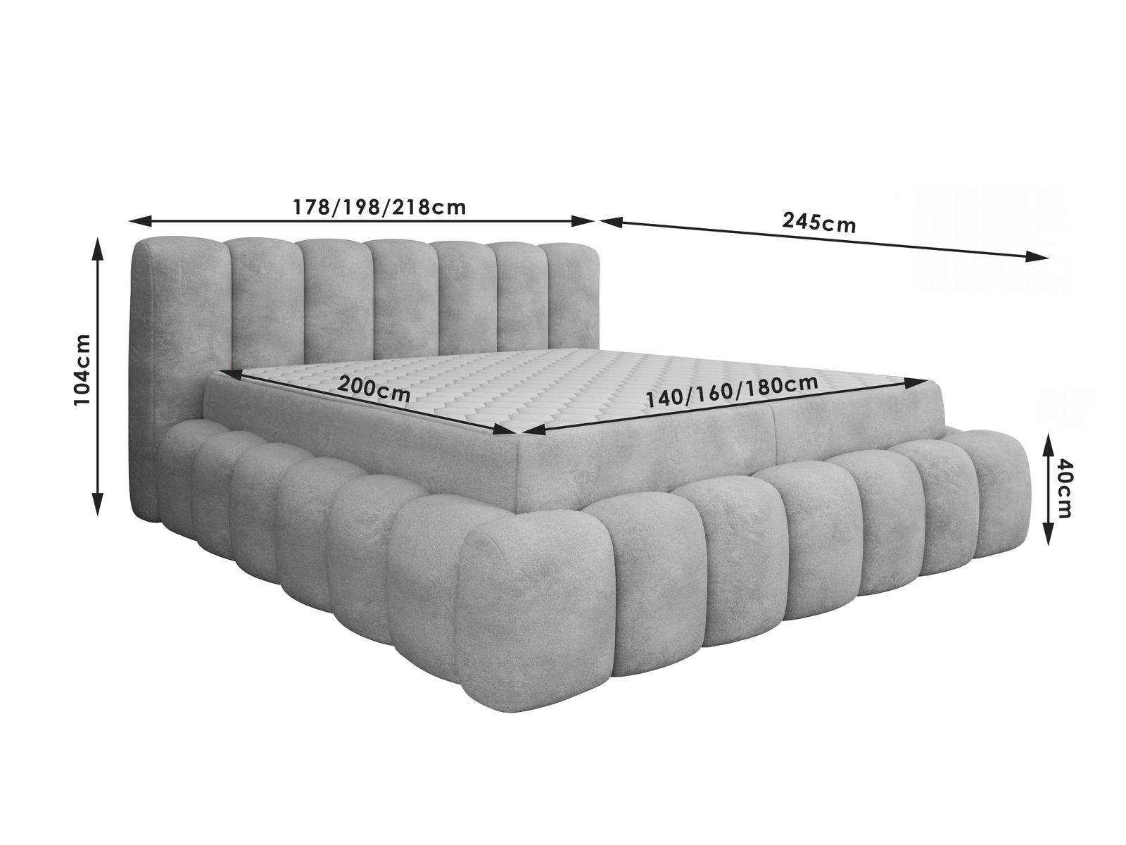 Graues Polsterbett mit gestepptem Kopfteil und abgerundeten Ecken, seitliche Perspektive. Maße: 178/198/218 cm Breite, 245 cm Länge, 104 cm Höhe des Kopfteils, 40 cm Höhe des Bettrahmens.