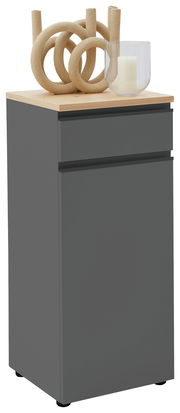 Graue Kombi-Kommode mit Holzplatte, dekoriert mit einer modernen Skulptur und einem Glaswindlicht mit Kerze, seitliche Perspektive