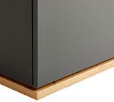 Nahaufnahme einer Kommode mit grauer Oberfläche und hölzerner Basis, seitliche Perspektive