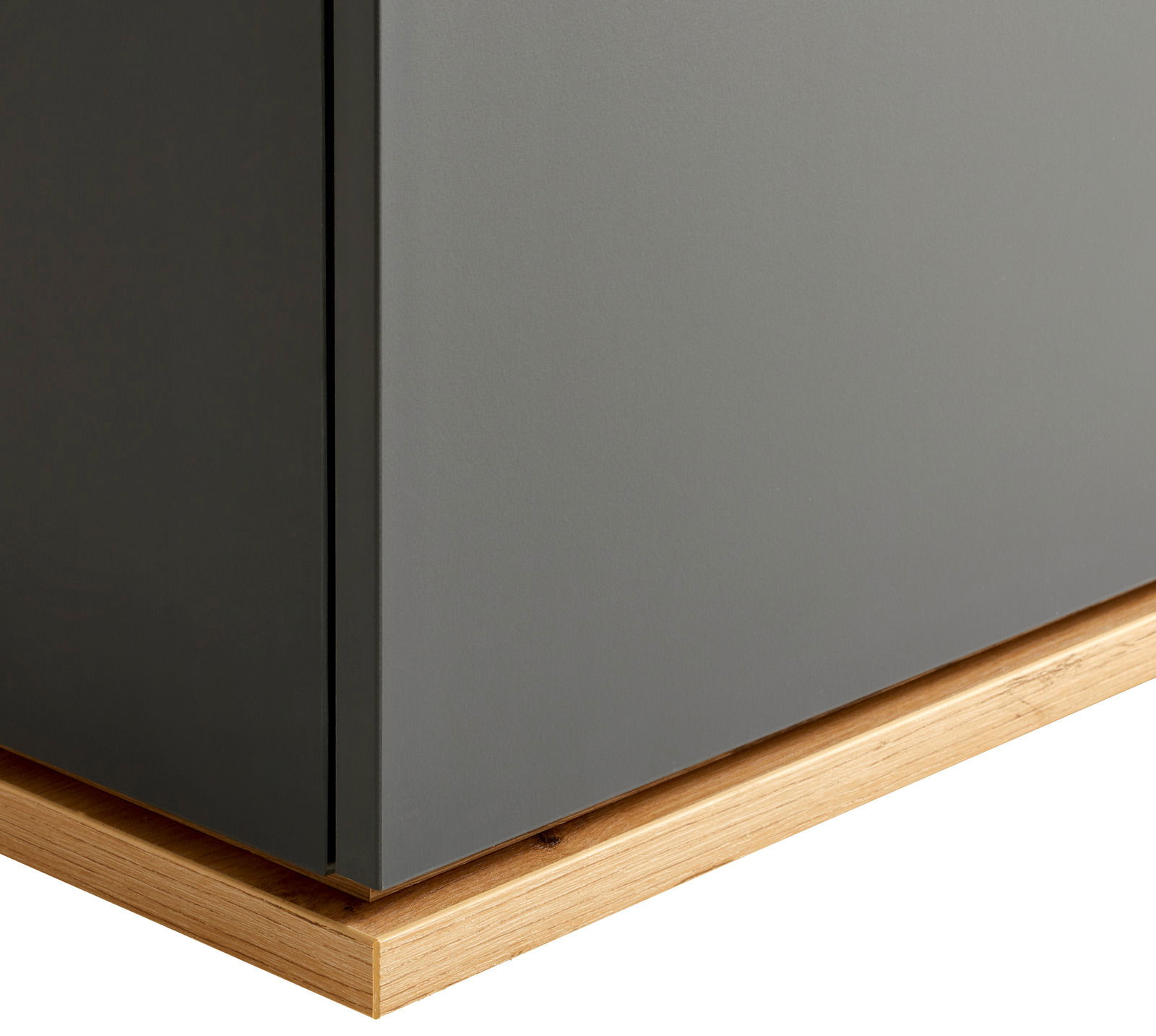 Nahaufnahme einer Kommode mit grauer Oberfläche und hölzerner Basis, seitliche Perspektive