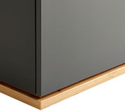 Nahaufnahme einer Kommode mit grauer Oberfläche und hölzerner Basis, seitliche Perspektive