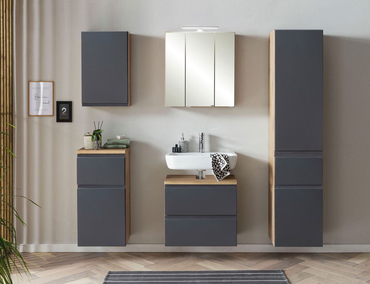 Moderner Spiegelschrank 60 cm in einem stilvollen Badezimmer, frontal betrachtet, mit grauen und holzfarbenen Schränken.