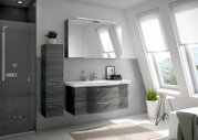 Moderne Badezimmermöbel in dunklem Holzton mit Waschbecken und Spiegel, seitliche Perspektive