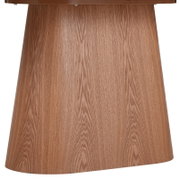 Nahaufnahme der konisch zulaufenden Holzsäule eines Tisches in warmer Holzoptik mit sichtbarer Maserung, Frontansicht leicht von unten