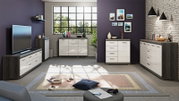 Modern eingerichtetes Wohnzimmer mit weiß-grauen Sideboards und TV-Lowboard, großer Fensterfront und Deko; Perspektive: frontale Weitwinkelansicht des Raums auf Augenhöhe.
