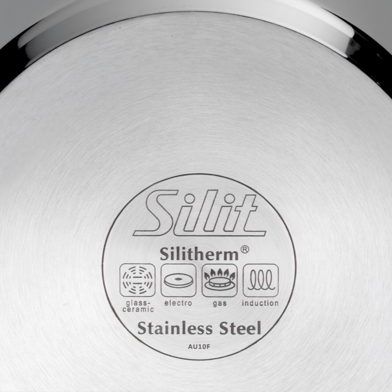 Boden eines Edelstahltopfs mit Silit Silitherm Logo, geeignet für Glas-Keramik, Elektro, Gas und Induktion, aus der Vogelperspektive.