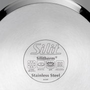 De bodem van een roestvrijstalen pan met het Silit Silitherm-logo, geschikt voor glaskeramiek, elektrisch, gas en inductie, gezien vanuit vogelperspectief.