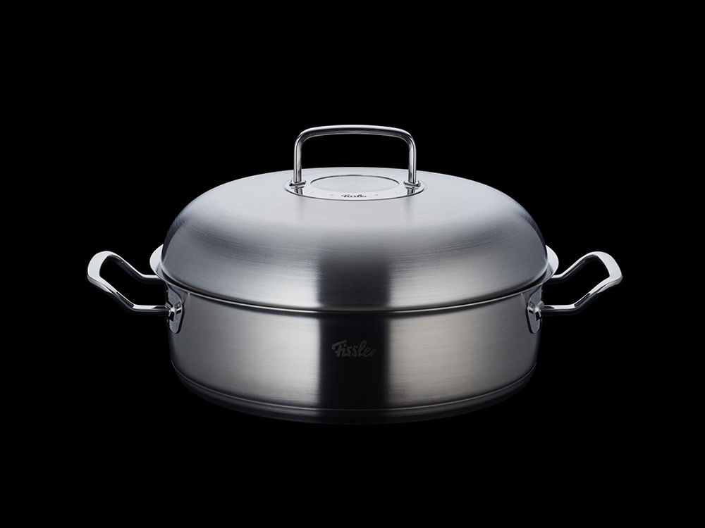 Glänzender Edelstahltopf mit Deckel und zwei Seitengriffen, gebrandet mit