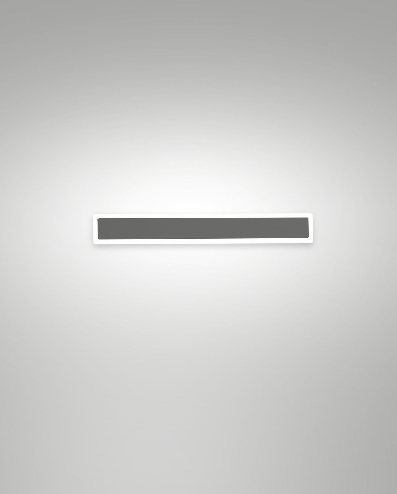 Moderne LED-Außenwandleuchte in rechteckiger Form, frontal betrachtet, mit gleichmäßiger Lichtverteilung.