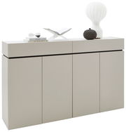 Modernes Sideboard in hellem Beige mit vier Türen, dekoriert mit Büchern, einer Lampe und einer Skulptur, seitliche Perspektive