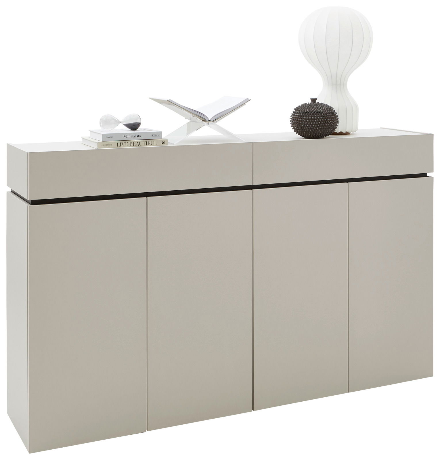 Voleo Sideboard UNIQUE Modernes Sideboard in hellem Beige mit vier Türen, dekoriert mit Büchern, einer Lampe und einer Skulptur, seitliche Perspektive