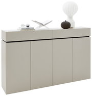 Modernes Sideboard in hellem Beige mit vier Türen, dekoriert mit Büchern, einer Lampe und einer Skulptur, seitliche Perspektive