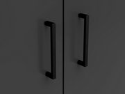Nahaufnahme von zwei schwarzen Griffen an einer dunklen Kommode, Frontalansicht