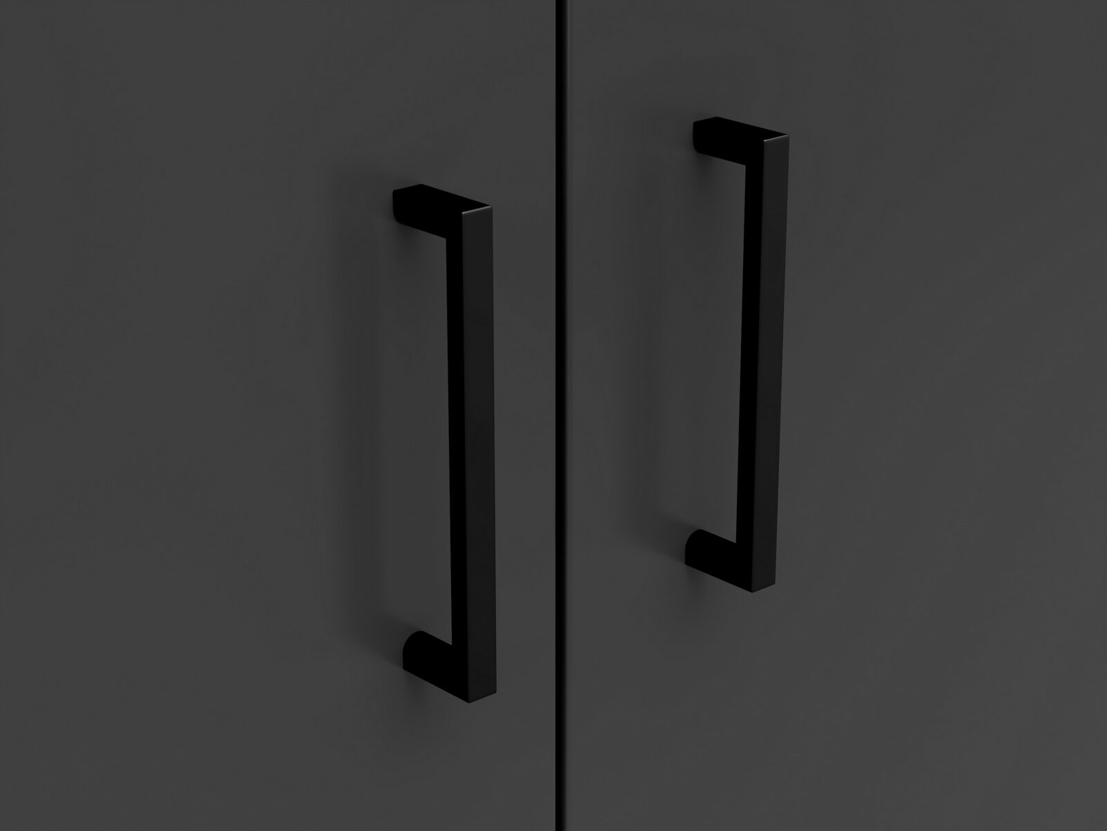 Nahaufnahme von zwei schwarzen Griffen an einer dunklen Kommode, Frontalansicht