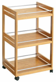 Rollwagen aus Holz mit drei Ebenen und Metallstangen, auf Rollen, seitliche Perspektive