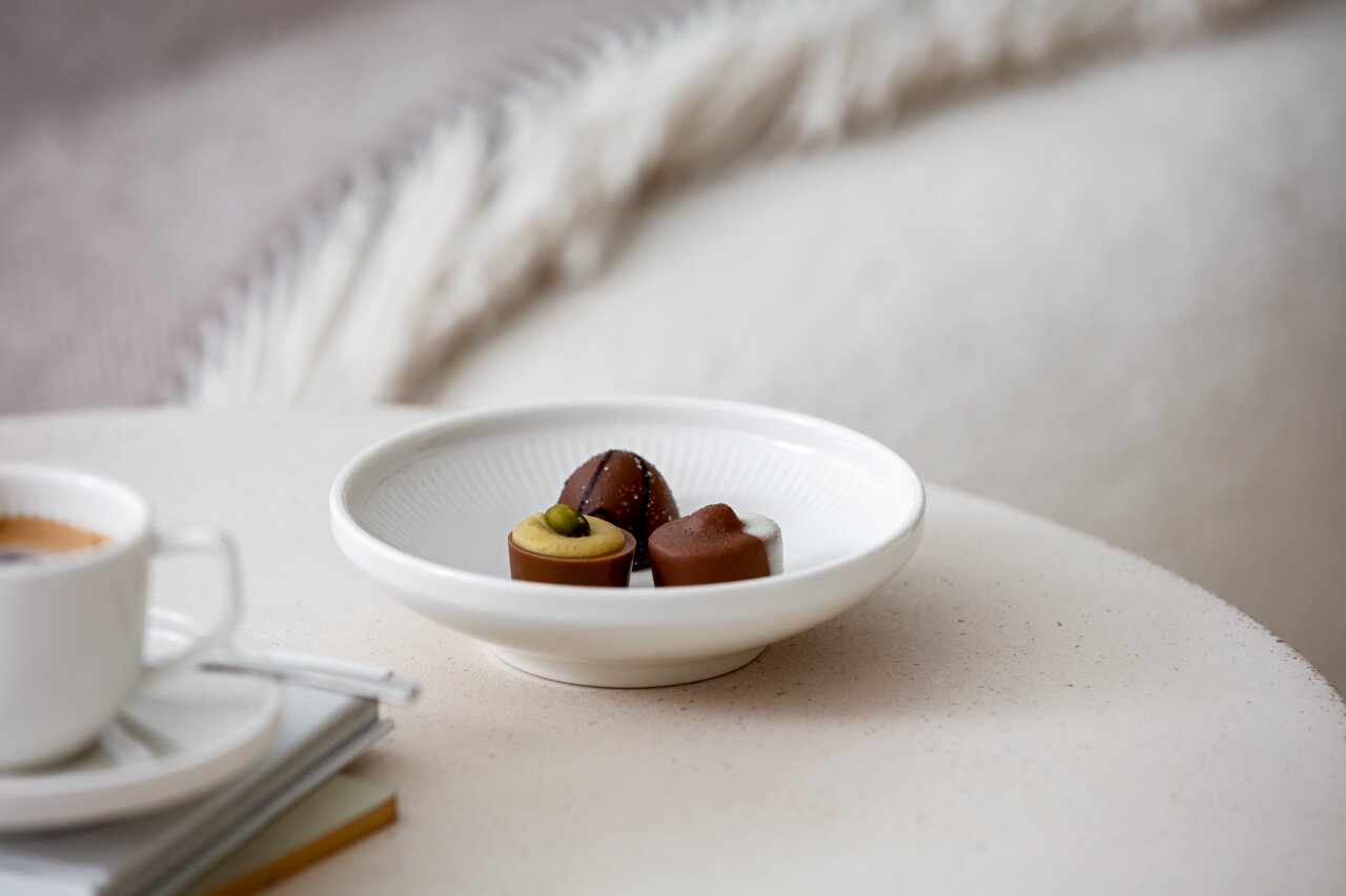 Villeroy & Boch Schälchen AFINA Dessertschale Afina 80ml mit Pralinen, seitliche Perspektive