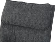 Dunkelgraues, gepolstertes Stoffkissen mit sichtbaren Nähten, Detailansicht aus schräger Vorderansicht