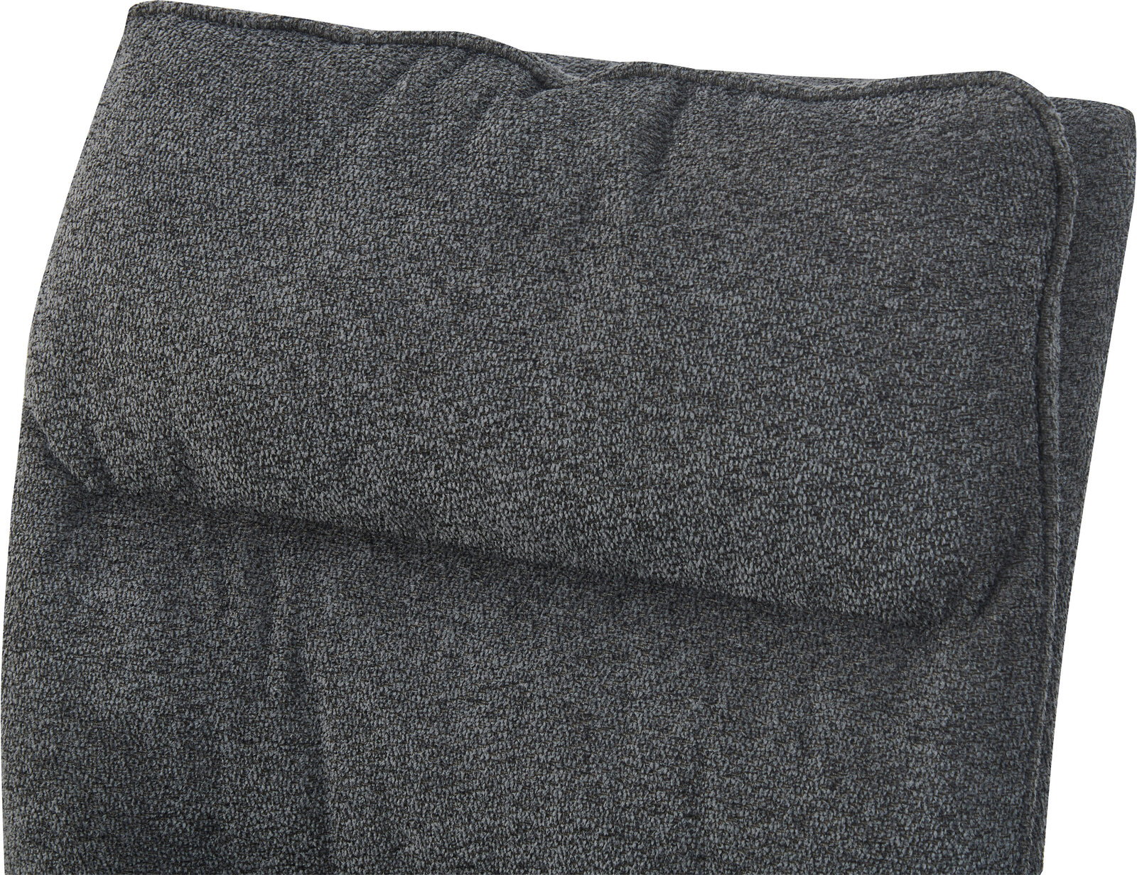 Dunkelgraues, gepolstertes Stoffkissen mit sichtbaren Nähten, Detailansicht aus schräger Vorderansicht