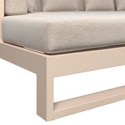 Nahaufnahme eines Lounge-Sets mit beigem Polster und modernem, rechteckigem Rahmen, Perspektive von der Seite.