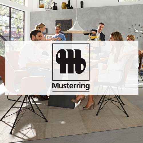 Modern eingerichtetes Esszimmer mit Musterring-Möbeln in geselliger Runde.