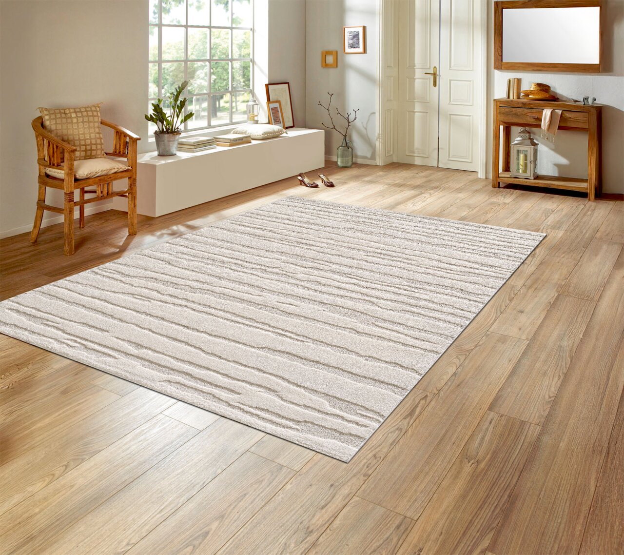 Merinos Tapijt met korte pool ELIO Licht, rechthoekig tapijt in crème/beige met een subtiel golfpatroon op een houten vloer in een gang/woonkamer, gefotografeerd vanuit een schuin bovenaanzicht (licht van bovenaf).