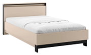 Modern tweekleurig bedframe met hoog hoofdbord in beige en zwart, met wit dekbed, schuin van voren gefotografeerd (driekwartaanzicht)