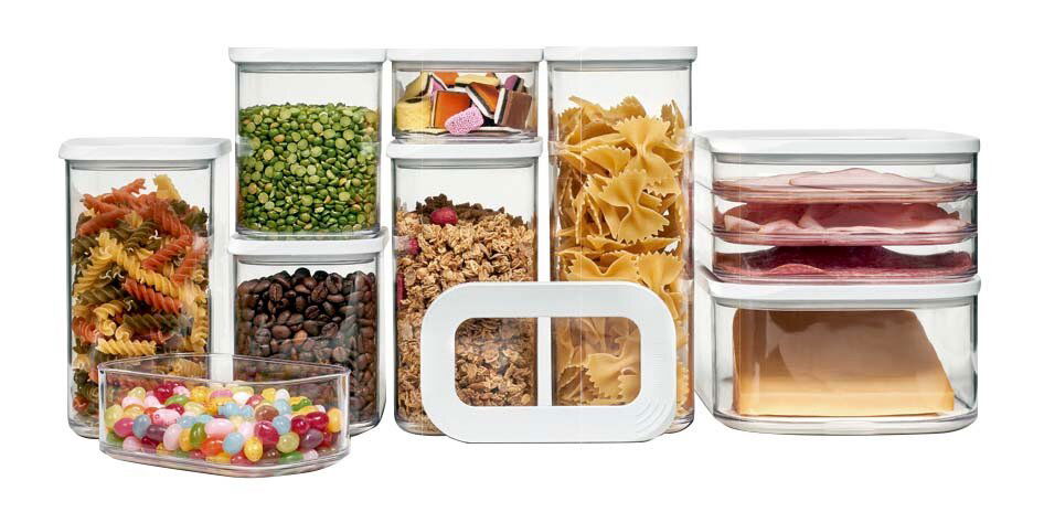 Mepal Vorratsdosen-Set 9-tlg. MODULA Vorratsdosen-Set aus transparentem Kunststoff mit weißen Deckeln, gefüllt mit verschiedenen Lebensmitteln wie Nudeln, Bohnen, Süßigkeiten und Aufschnitt, frontal betrachtet.