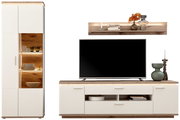 Wohnwand-Set in Weiß und Holzoptik mit TV-Lowboard, Vitrine mit LED-Beleuchtung und Wandregal, frontal aus leicht erhöhter Perspektive