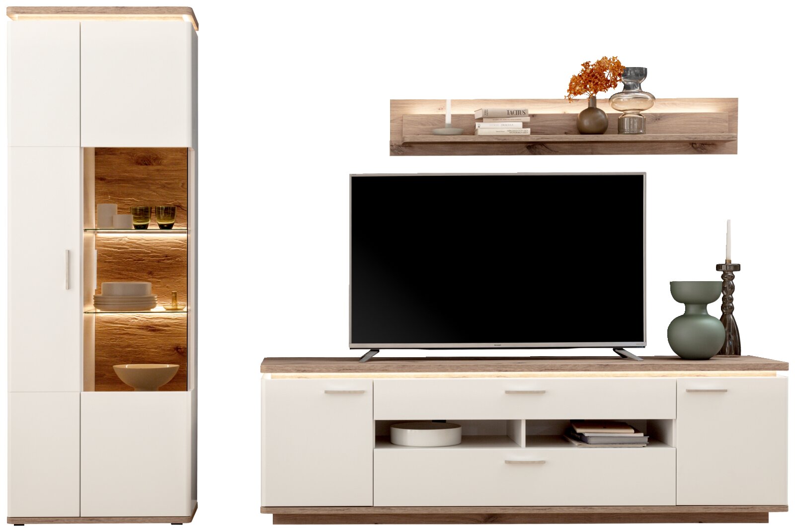 Wohnwand-Set in Weiß und Holzoptik mit TV-Lowboard, Vitrine mit LED-Beleuchtung und Wandregal, frontal aus leicht erhöhter Perspektive
