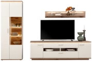 Wohnwand-Set in Weiß und Holzoptik mit TV-Lowboard, Vitrine mit LED-Beleuchtung und Wandregal, frontal aus leicht erhöhter Perspektive