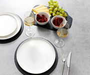 Dessertteller Skagen 21,5cm in einer Tischszene mit Wein, Trauben, Käse und getrockneten Tomaten, aus der Vogelperspektive.