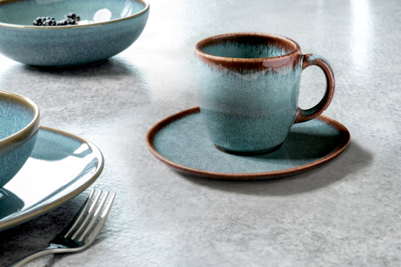 Like by Villeroy & Boch Kaffeetasse LAVE GLACE Kaffeetasse Lave 190ml in Türkis auf einem passenden Unterteller, seitliche Perspektive