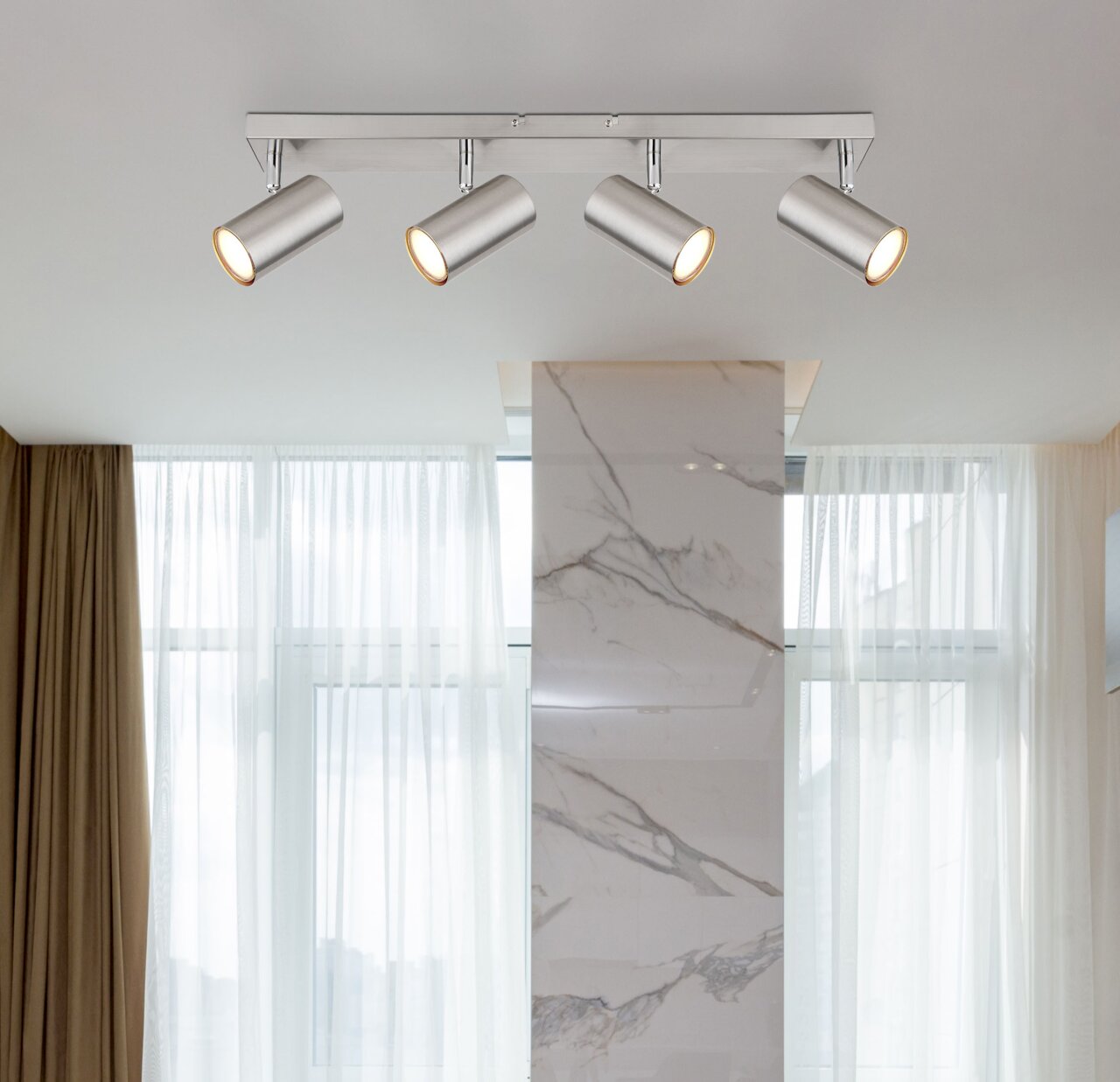 Globo Lighting Strahler ROBBY Moderner Deckenstrahler mit vier verstellbaren Leuchten in einem eleganten Raum, seitliche Perspektive.