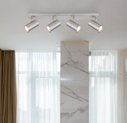 Moderne plafondspot met vier verstelbare lampen in een elegante ruimte, zijaanzicht.