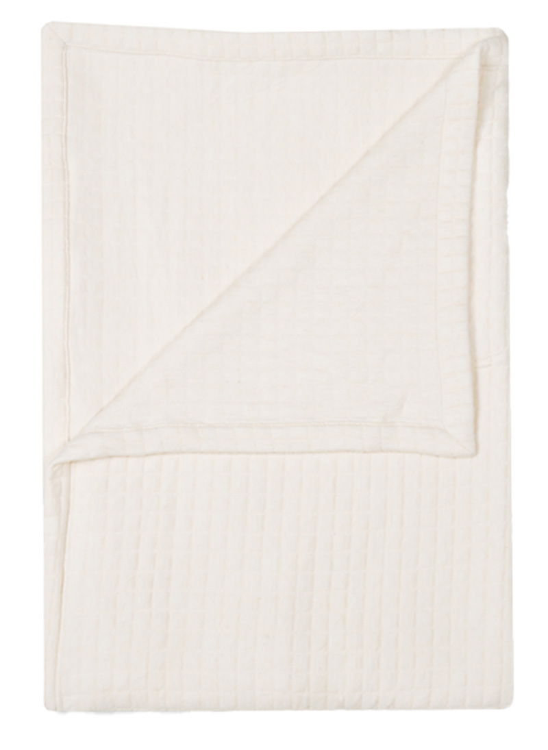 Weißes Plaid in 150x220cm Größe, gefaltet und von oben fotografiert, mit sichtbarer Textur und umgeschlagener Ecke.