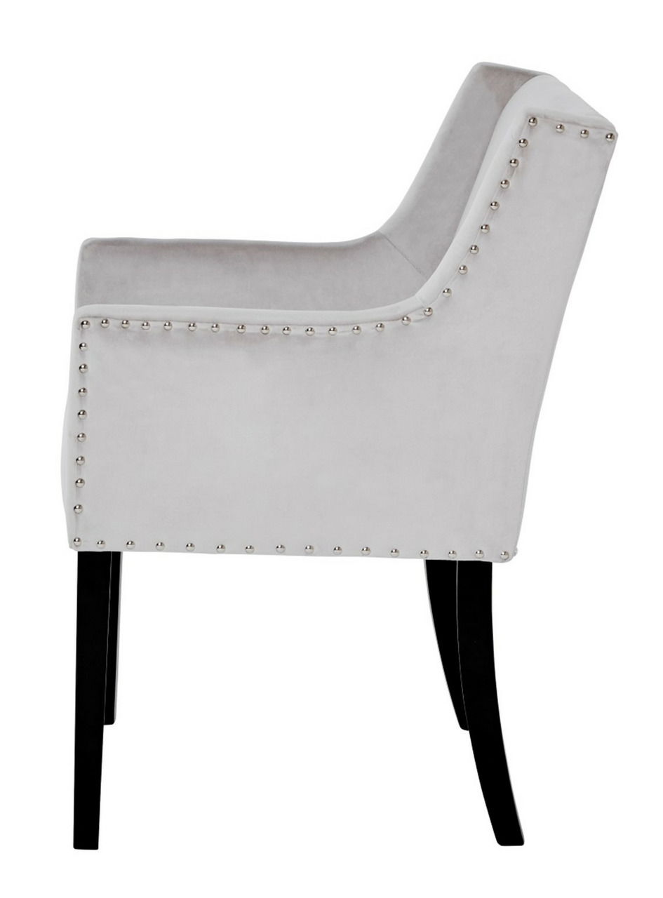 Seitenansicht eines eleganten, hellgrauen Stuhls mit Nietenverzierung und schwarzen Beinen.