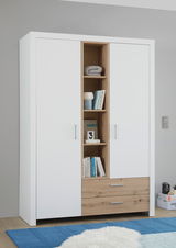 Moderner weißer Drehtürenschrank mit zwei Türen und offenen Regalfächern in der Mitte, aus Holz, mit zwei Schubladen unten. Frontalansicht.